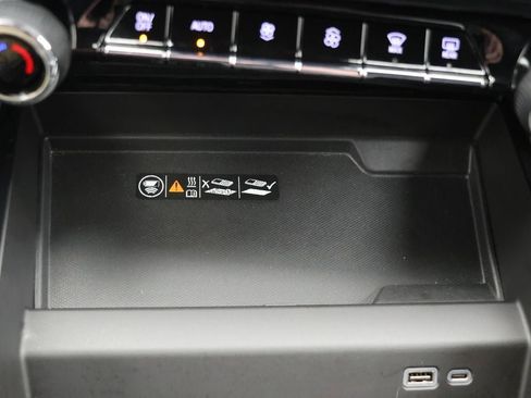 Used 2025 Chevrolet Suburban Z71 AWD/4WD image 24