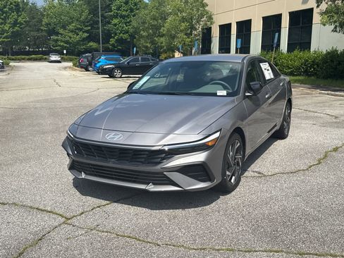 Used 2025 Hyundai Elantra Sport image 1