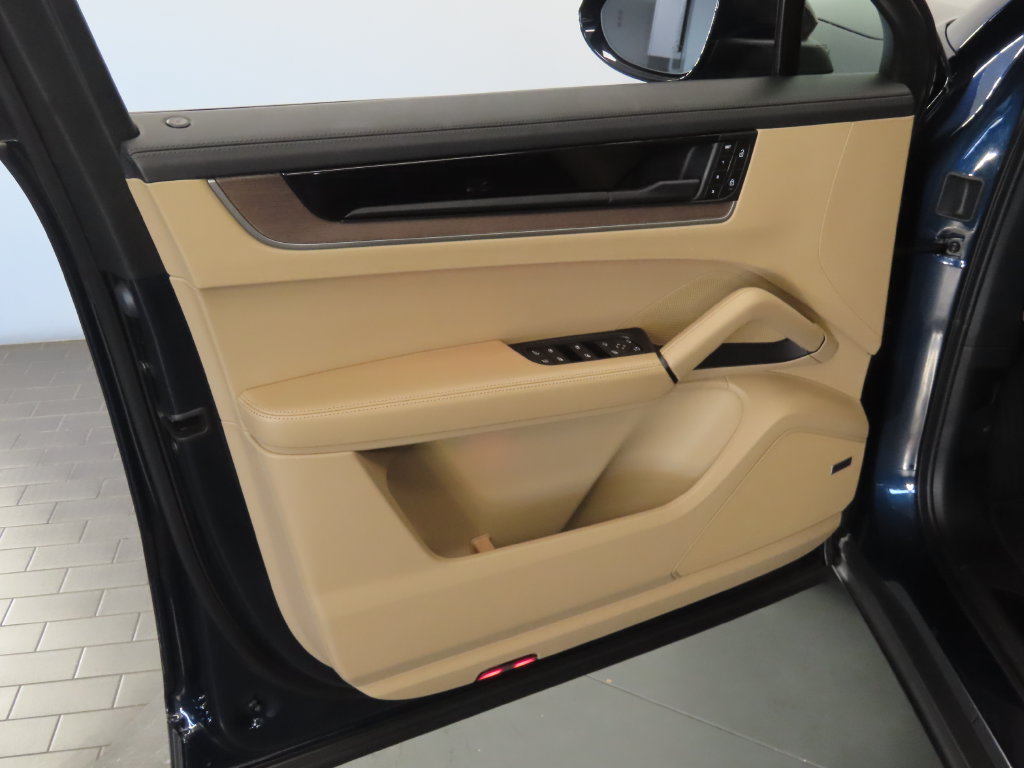 Used 2025 Porsche Cayenne S AWD/4WD image 37