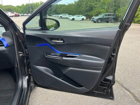 Used 2022 Toyota C-HR XLE FWD image 32
