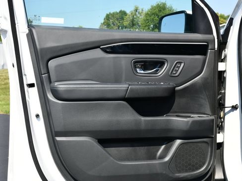 Used 2025 Honda Pilot Touring image 13