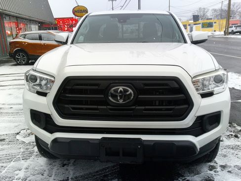 Used 2018 Toyota Tacoma SR image 15