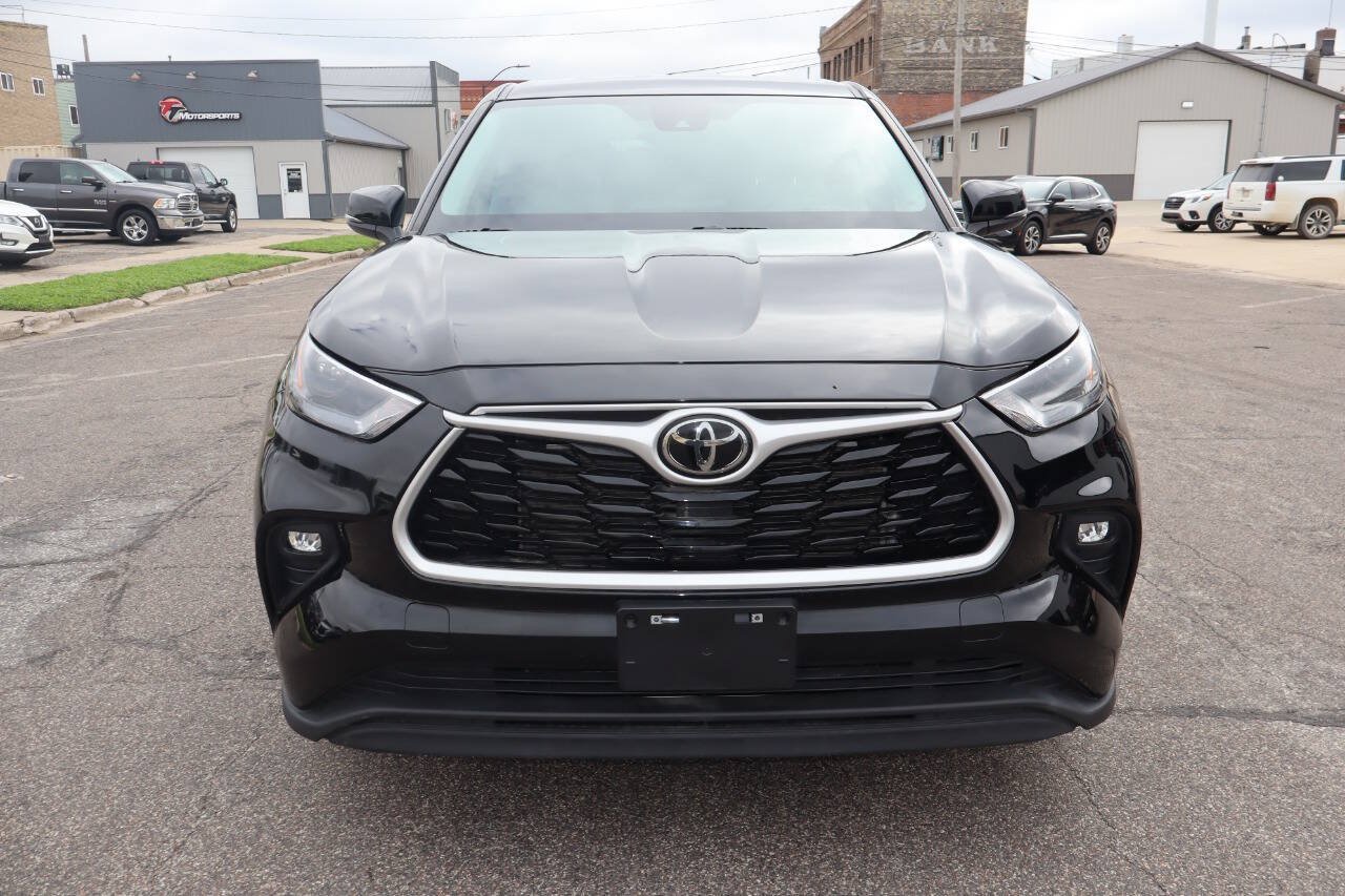 Used 2022 Toyota Highlander LE AWD/4WD image 12