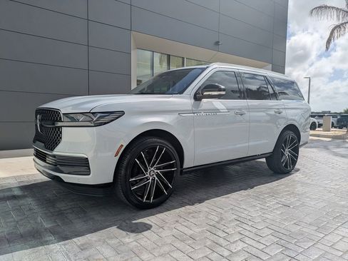 New 2025 Lincoln Navigator Reserve image 9