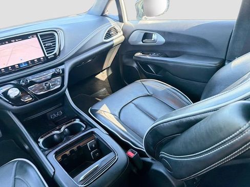 Used 2025 Chrysler Pacifica Limited FWD image 26