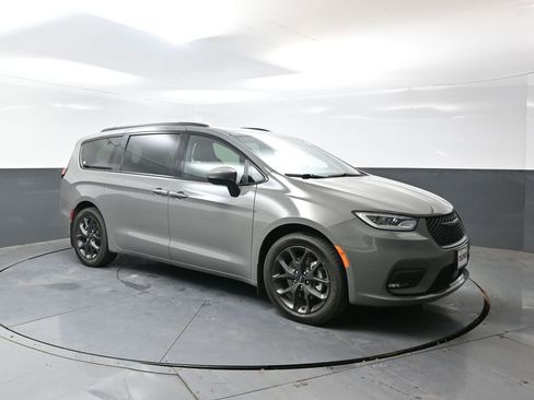 Used 2023 Chrysler Pacifica Touring-L w/ Uconnect Theater Family Group AWD/4WD image 5