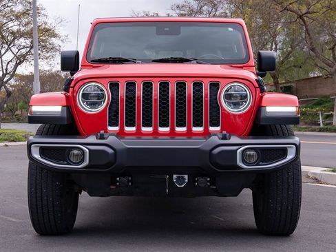 Used 2020 Jeep Gladiator Overland image 2
