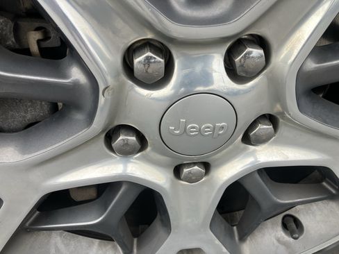 Used 2019 Jeep Grand Cherokee Overland AWD/4WD image 9