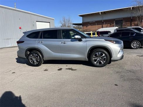 Used 2024 Toyota Highlander LE image 2