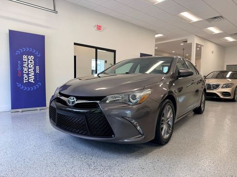 Used 2015 Toyota Camry SE FWD image 3