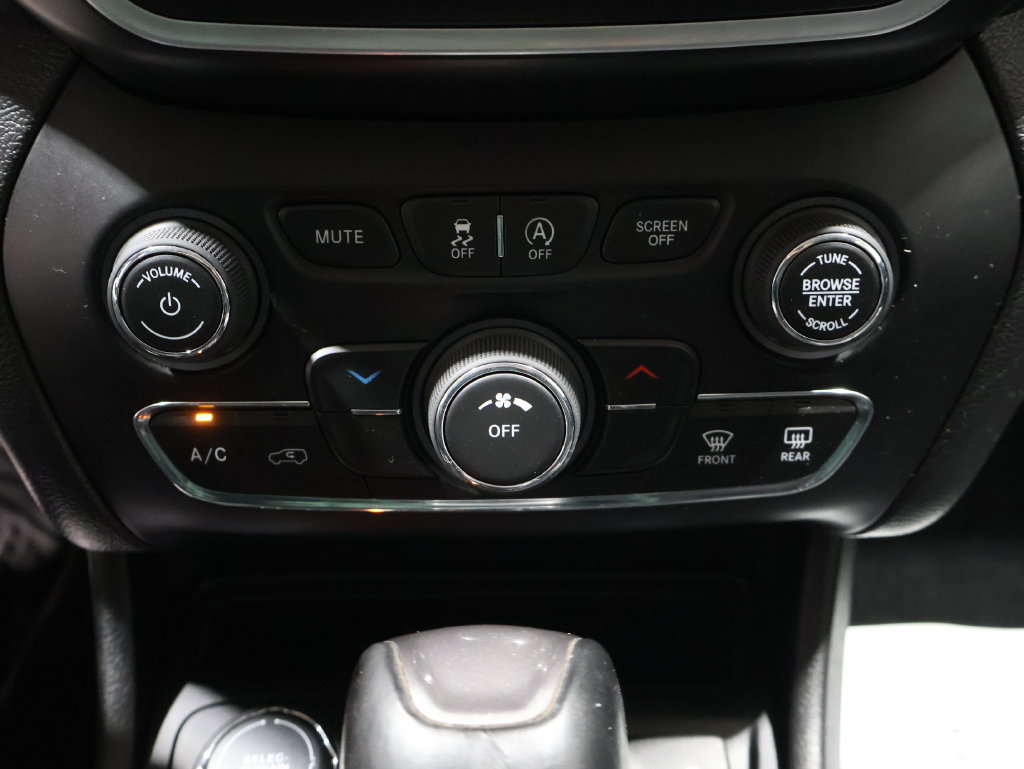 Used 2019 Jeep Cherokee Latitude Plus w/ Cold Weather Group AWD/4WD image 34