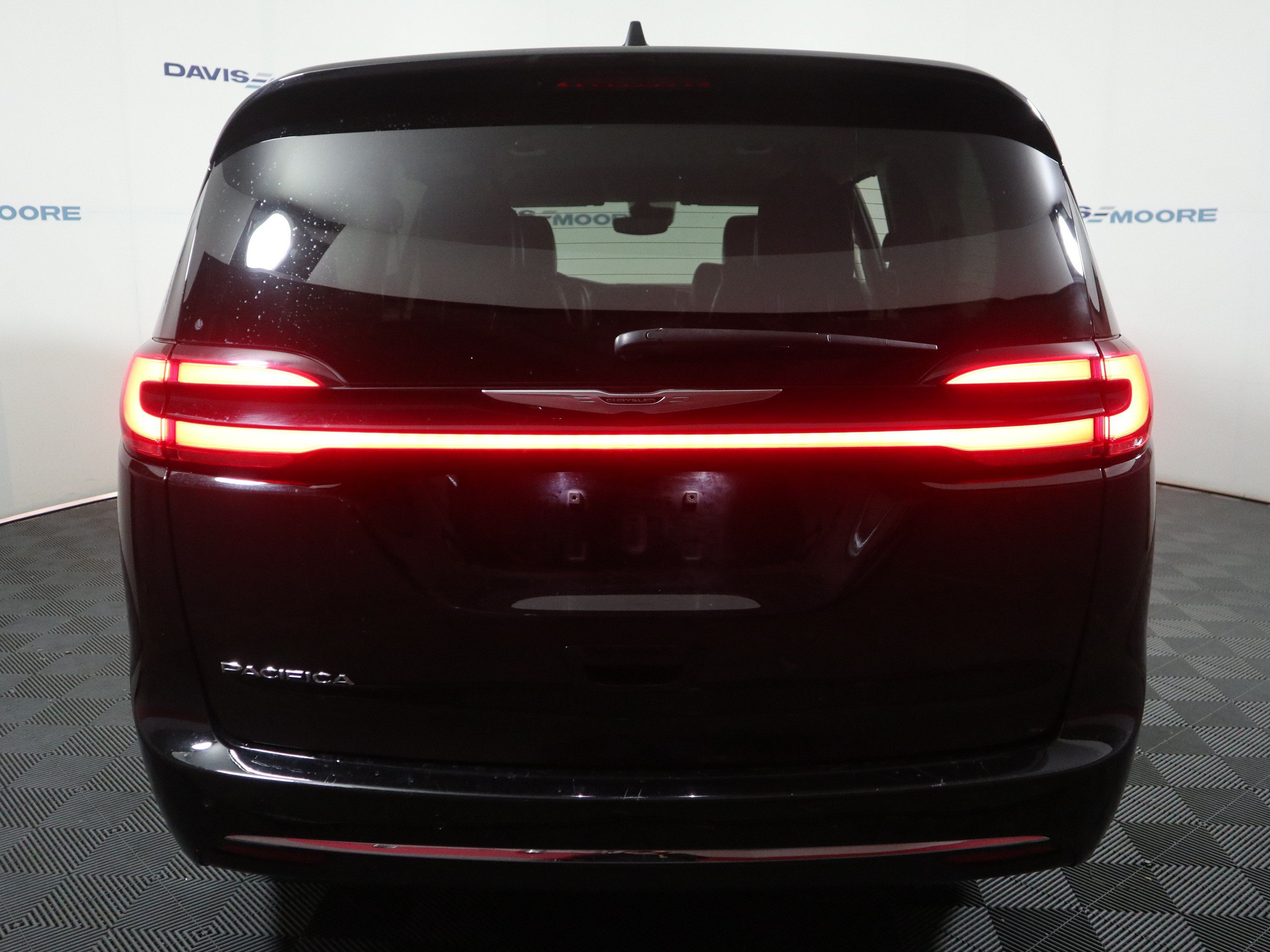 Used 2024 Chrysler Pacifica Touring-L FWD image 7