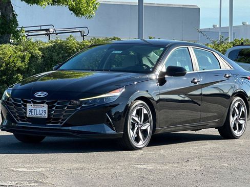 Used 2023 Hyundai Elantra Limited w/ Preferred Accessory Package FWD image 7