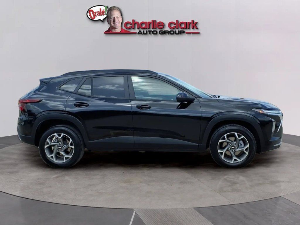 Used 2025 Chevrolet Trax LT FWD image 7