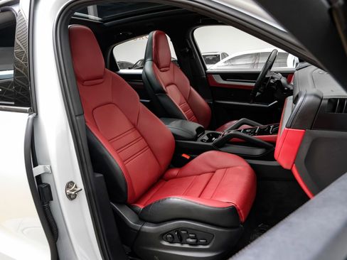 Used 2024 Porsche Cayenne Base image 37