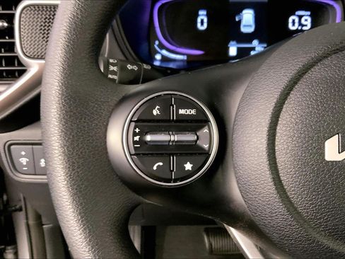 Used 2025 Kia Soul LX w/ LX Technology Package FWD image 18