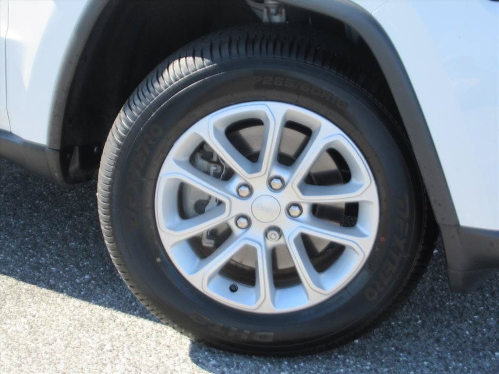 Used 2022 Jeep Grand Cherokee Laredo E AWD/4WD image 7