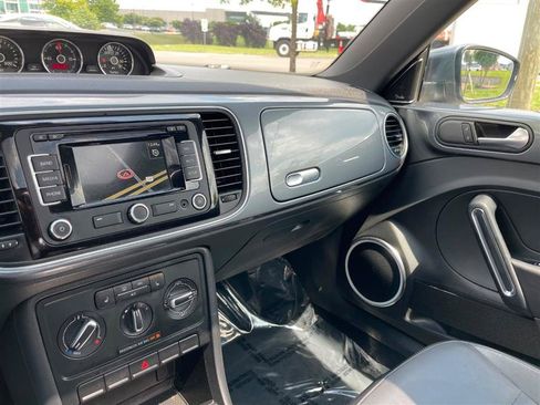Used 2013 Volkswagen Beetle TDI FWD image 19