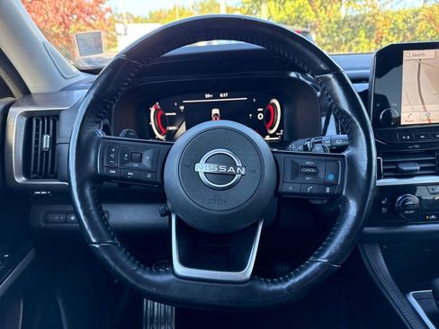 Used 2022 Nissan Pathfinder Platinum w/ Cargo Package image 14