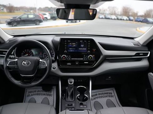 Used 2021 Toyota Highlander XLE image 12