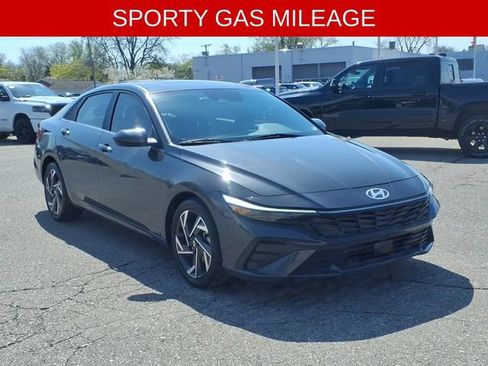 Used 2024 Hyundai Elantra SEL w/ Convenience Package FWD image 3