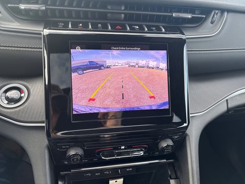 Used 2024 Jeep Grand Cherokee Laredo X image 25