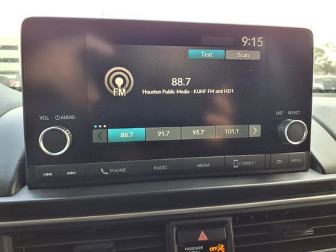 Used 2025 Honda Pilot Sport image 6