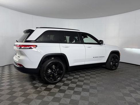 Used 2024 Jeep Grand Cherokee Limited w/ Black Appearance Package AWD/4WD image 7