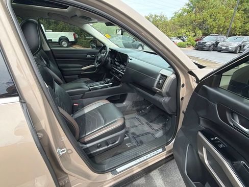 Used 2023 Nissan Pathfinder Platinum AWD/4WD image 17