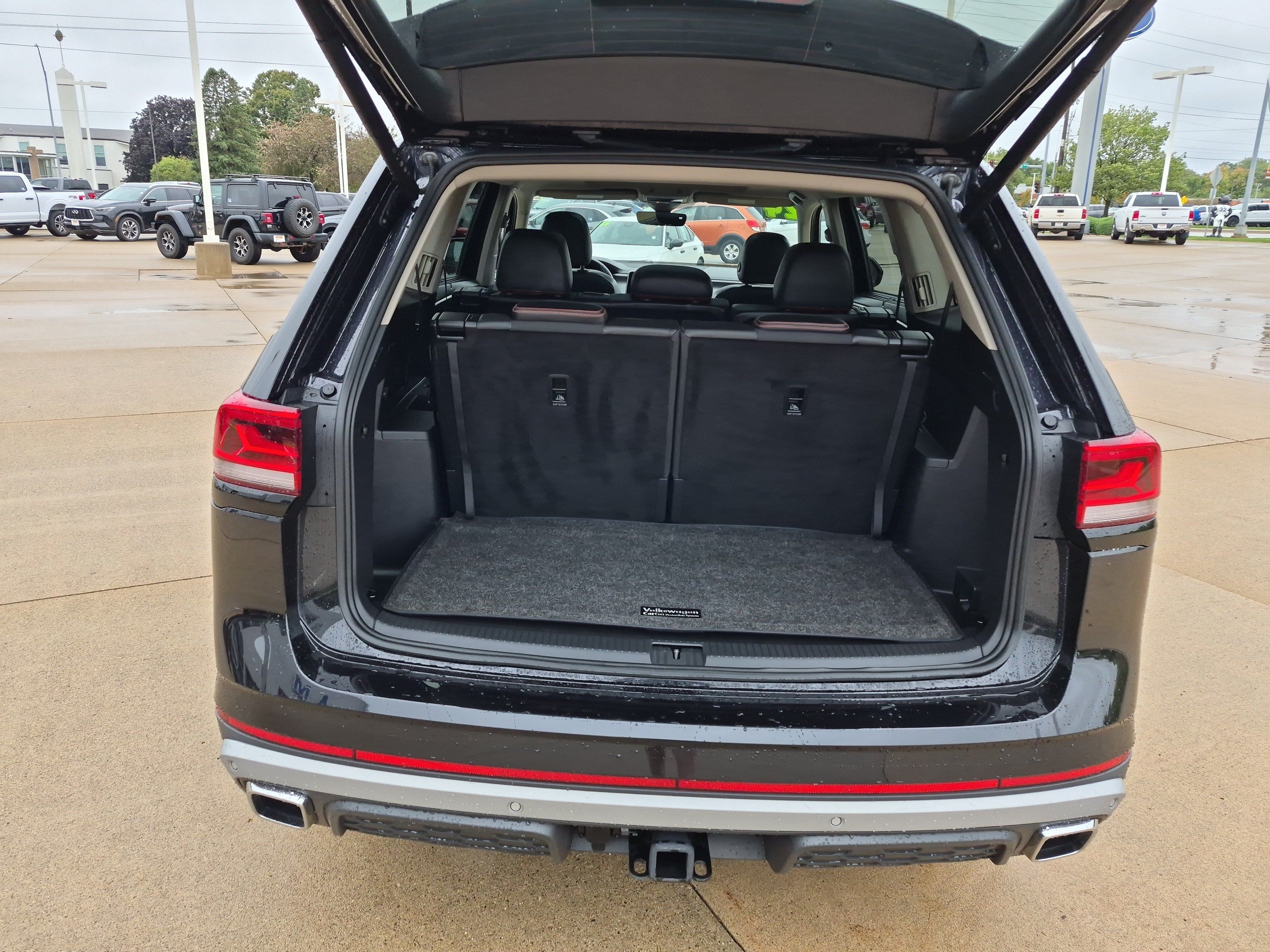 Used 2024 Volkswagen Atlas Peak Edition SE AWD/4WD image 6