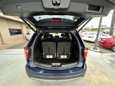 Used 2017 Ford Explorer XLT w/ Equipment Group 202A image 9