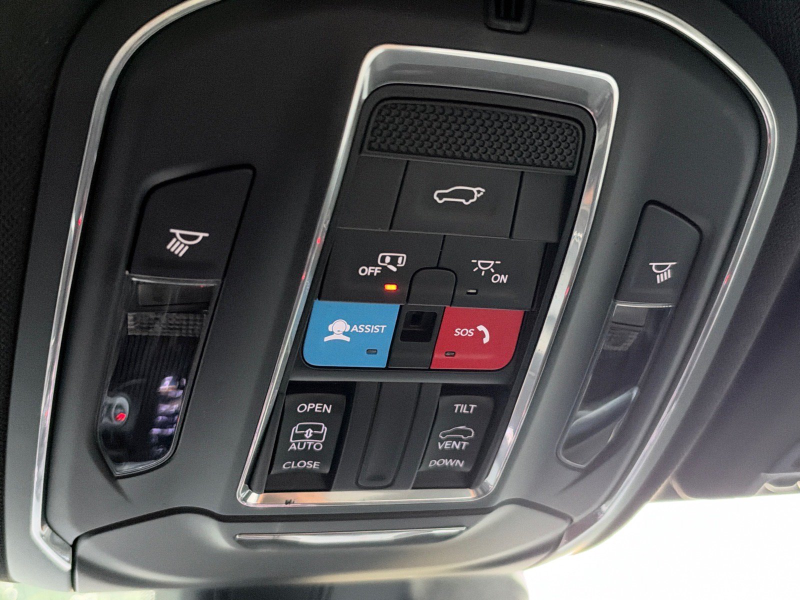 Used 2025 Jeep Grand Cherokee Altitude RWD image 18