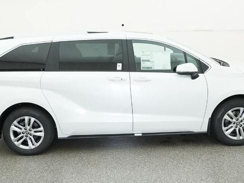 New 2026 Toyota Sienna Limited FWD image 11