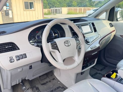Used 2013 Toyota Sienna XLE w/ Entertainment Pkg FWD image 13