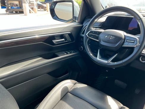 Used 2025 Chevrolet Suburban Z71 AWD/4WD image 12