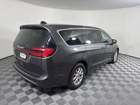 Used 2023 Chrysler Pacifica Touring-L image 3