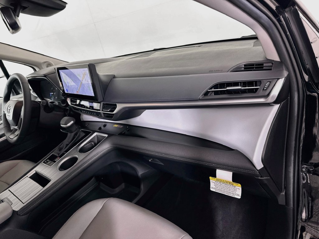 Used 2026 Toyota Sienna XLE FWD image 29