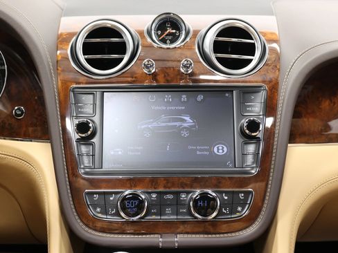 Used 2018 Bentley Bentayga AWD/4WD image 29
