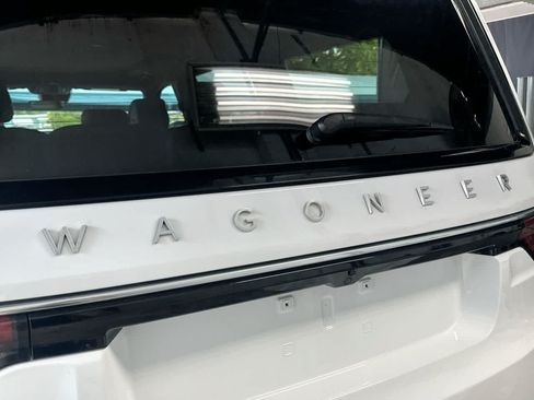 Used 2025 Jeep Wagoneer 4WD w/ Premium Group I image 10