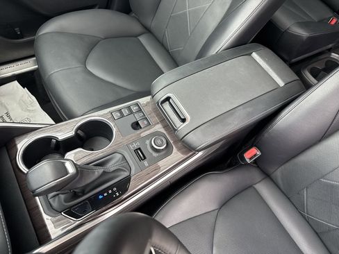 Certified 2025 Toyota Highlander Platinum image 23
