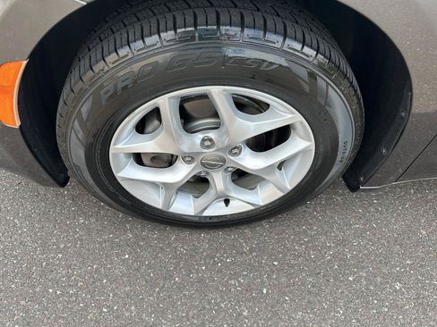 Used 2018 Chrysler Pacifica Touring Plus w/ Tire & Wheel Group FWD image 34