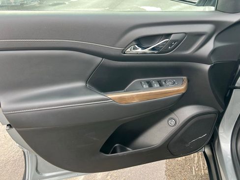 Used 2023 GMC Acadia SLE w/ Driver Convenience Package image 15