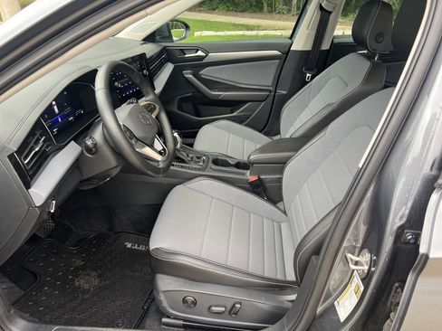 Used 2025 Volkswagen Jetta SE w/ Sunroof Package FWD image 15