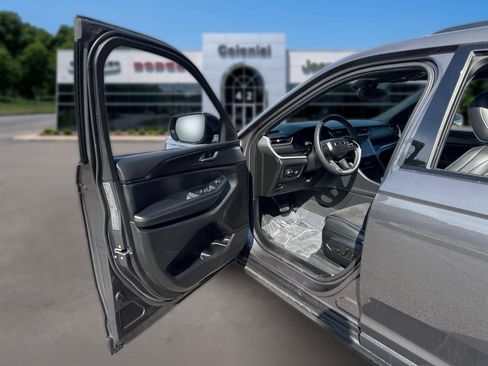 Used 2023 Jeep Grand Cherokee L Laredo AWD/4WD image 11