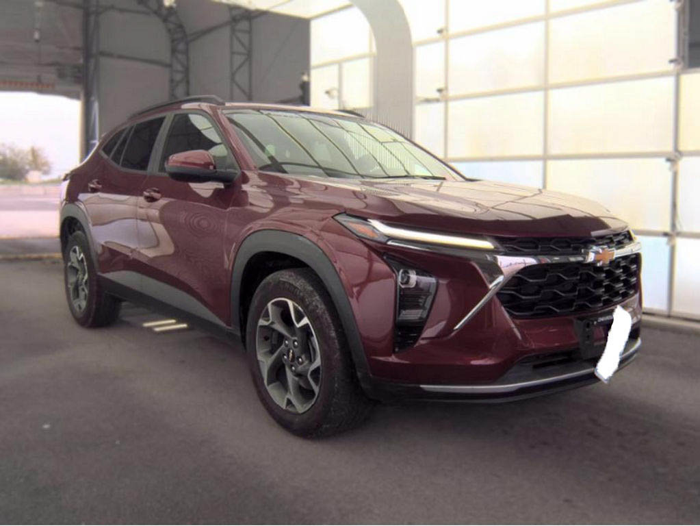 Used 2025 Chevrolet Trax LT w/ Driver Confidence Package FWD image 4