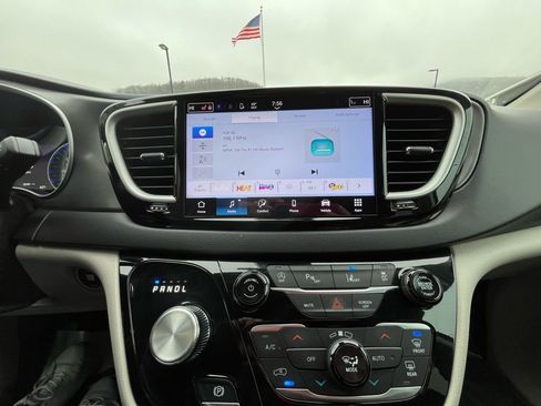 Used 2024 Chrysler Pacifica Touring-L FWD image 16