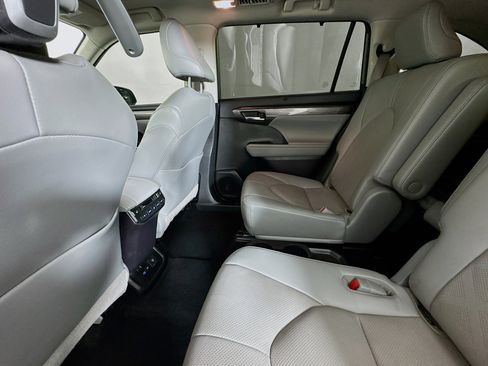 Used 2022 Toyota Highlander Platinum image 24