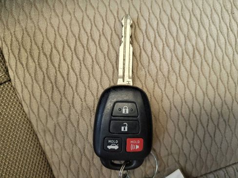 Used 2015 Toyota Corolla LE FWD image 32