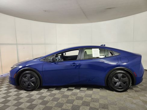 Used 2025 Toyota Prius Plug-In Hybrid image 5