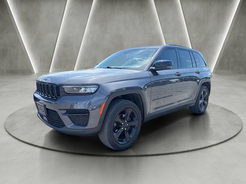 Used 2023 Jeep Grand Cherokee Altitude AWD/4WD image 3